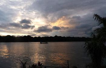 Miss Junies Lodge Tortuguero Exterior foto