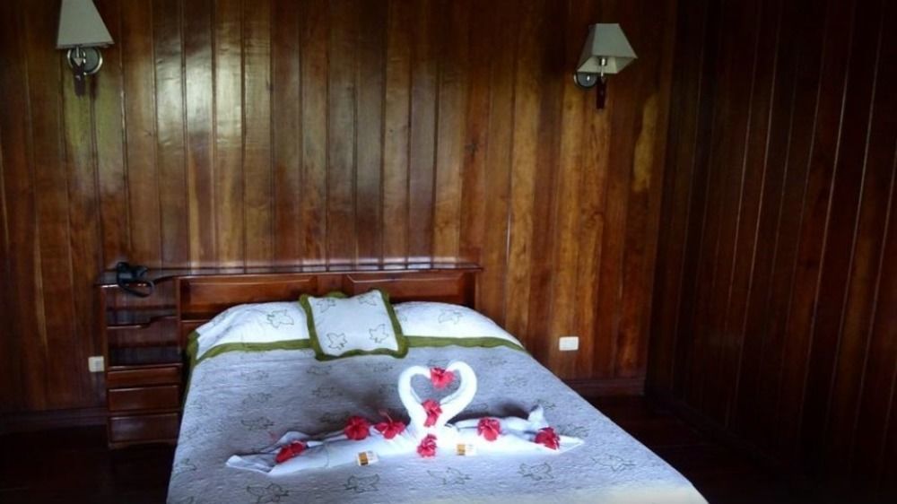 Miss Junies Lodge Tortuguero Exterior foto